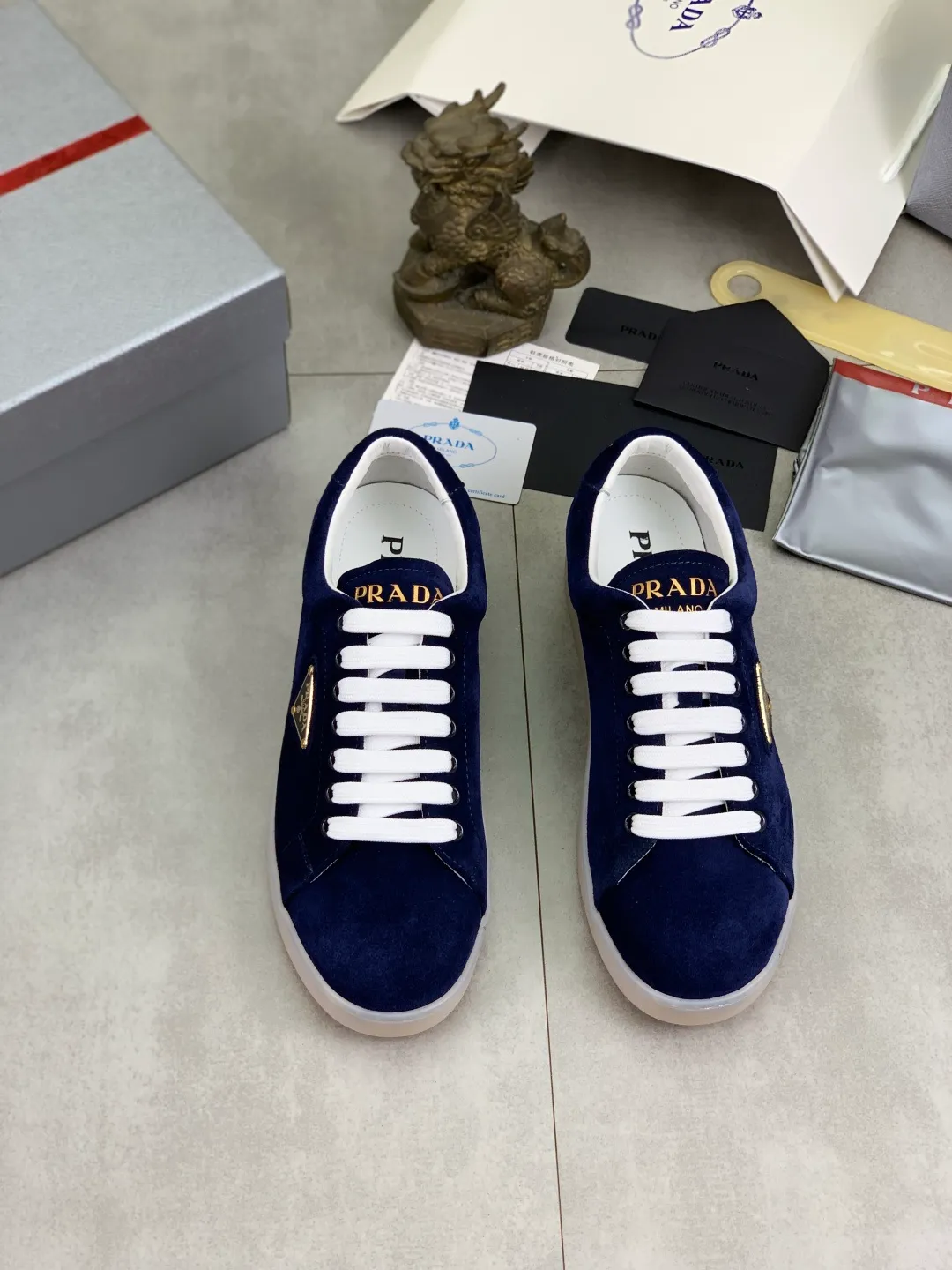 Men's shoes 💰P540💰【New model】The hot model is on the official website, 🆘 The trendy brand (Prada) mainly promotes the hot model, the avant-garde and versatile fashion men's shoes are privately modeled, the cowhide surface is spliced 1:1.. The fashion is simple, the original imported cowhide lining and the cowhide feet; the atmosphere and personality are more fashionable, eye-catching and pursuing class. It will subvert the old idea and be a must-have for fashion trendsetters with you! Must keep it for yourself! Tall and comfortable, large and low, high-end quality workmanship. Size: 38-45; 3️⃣colors available.